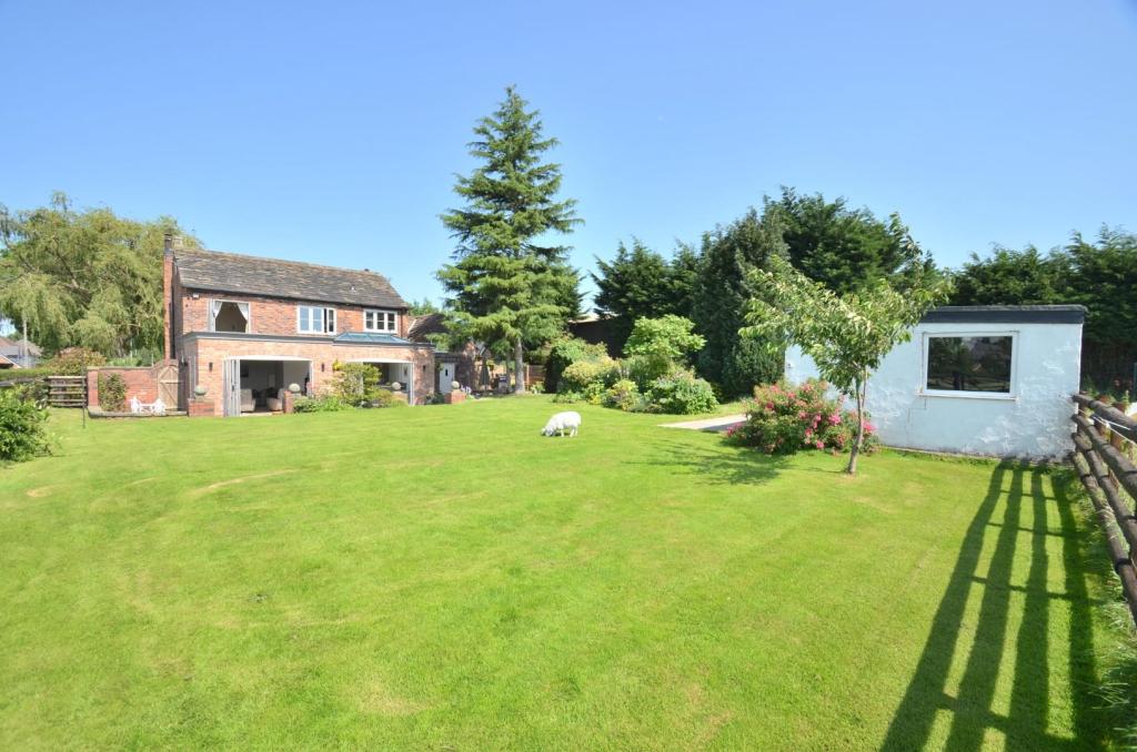 4 bedroom detached house for sale in Moor Lane, Woodford, SK7