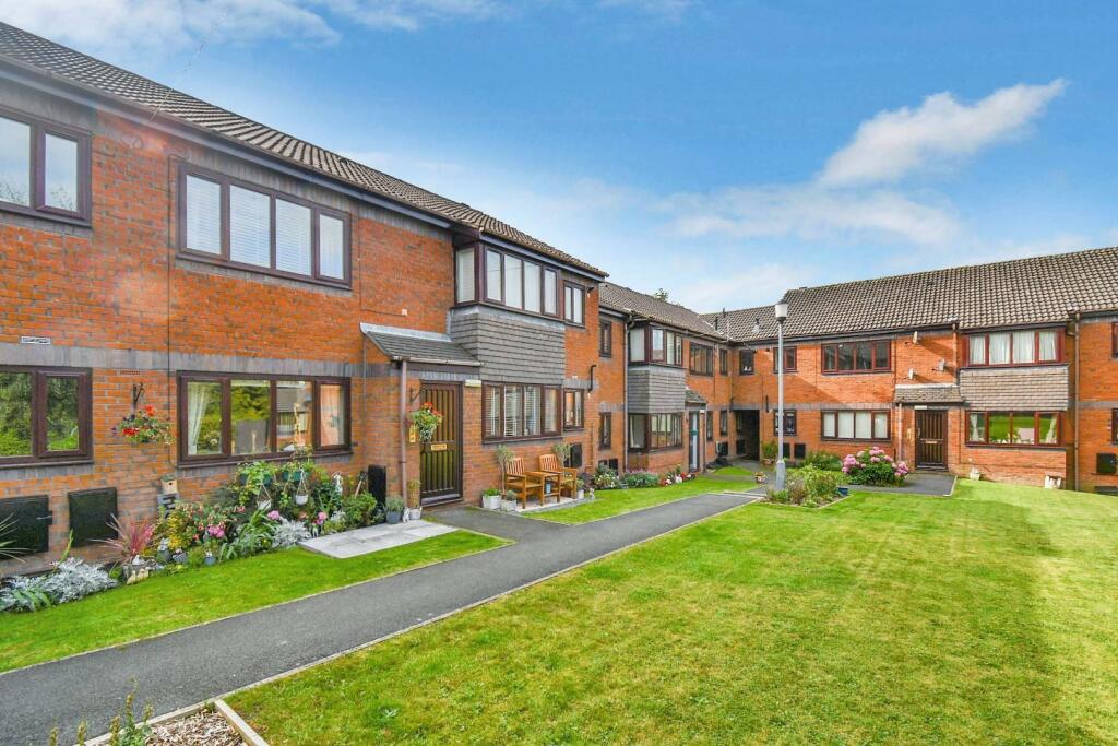 2 bedroom flat for sale in Shaw Royd Court, Yeadon, Leeds, LS19
