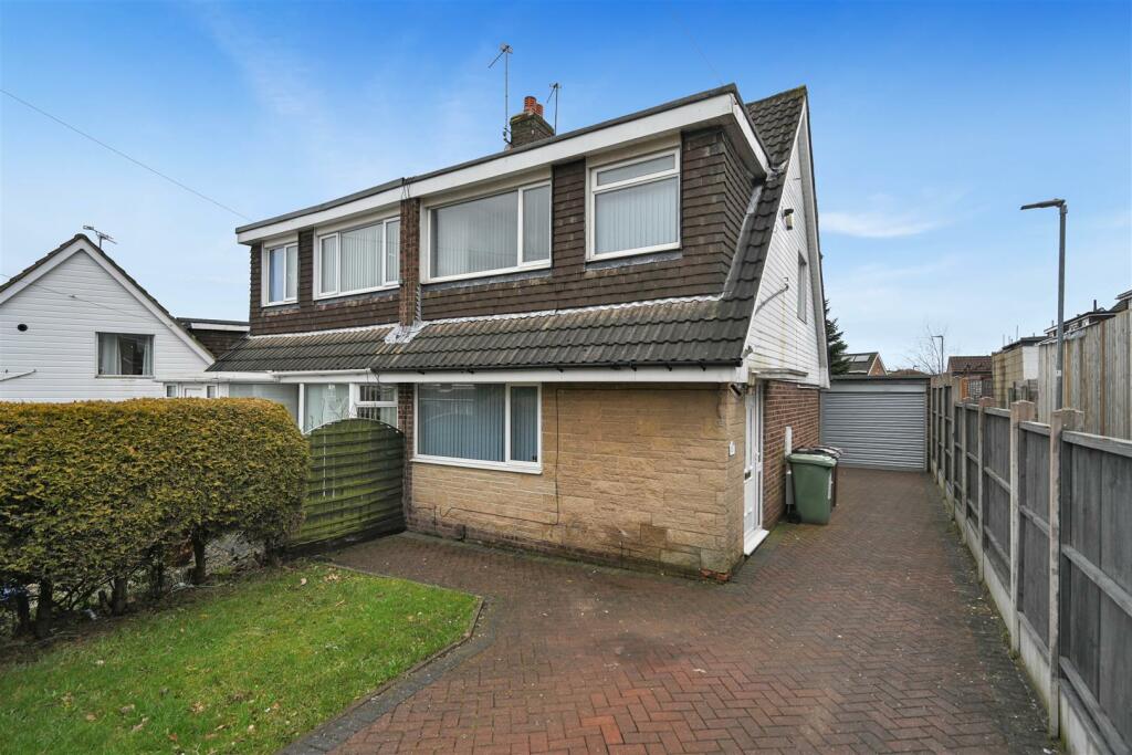 3 bedroom semidetached house for rent in Greenlea Road, Yeadon, Leeds