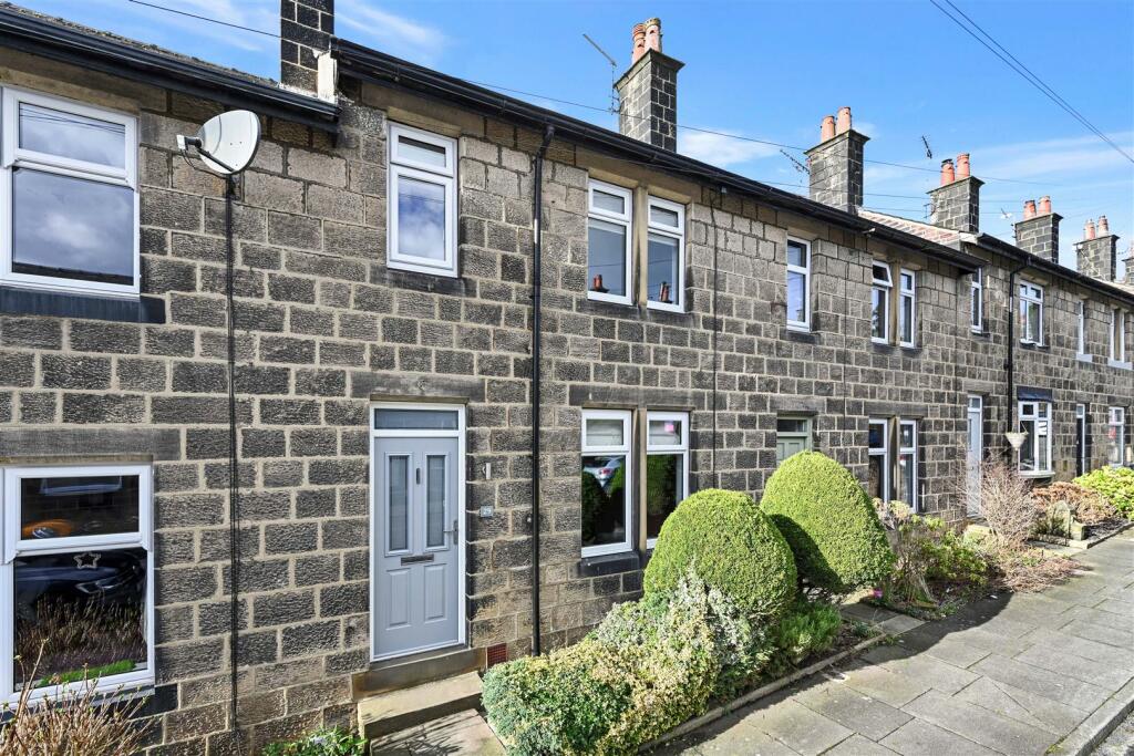 2 bedroom terraced house for sale in Ashtofts Mount, Guiseley, Leeds, LS20