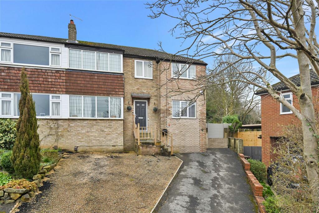 4 bedroom semidetached house for sale in Banksfield Grove, Yeadon