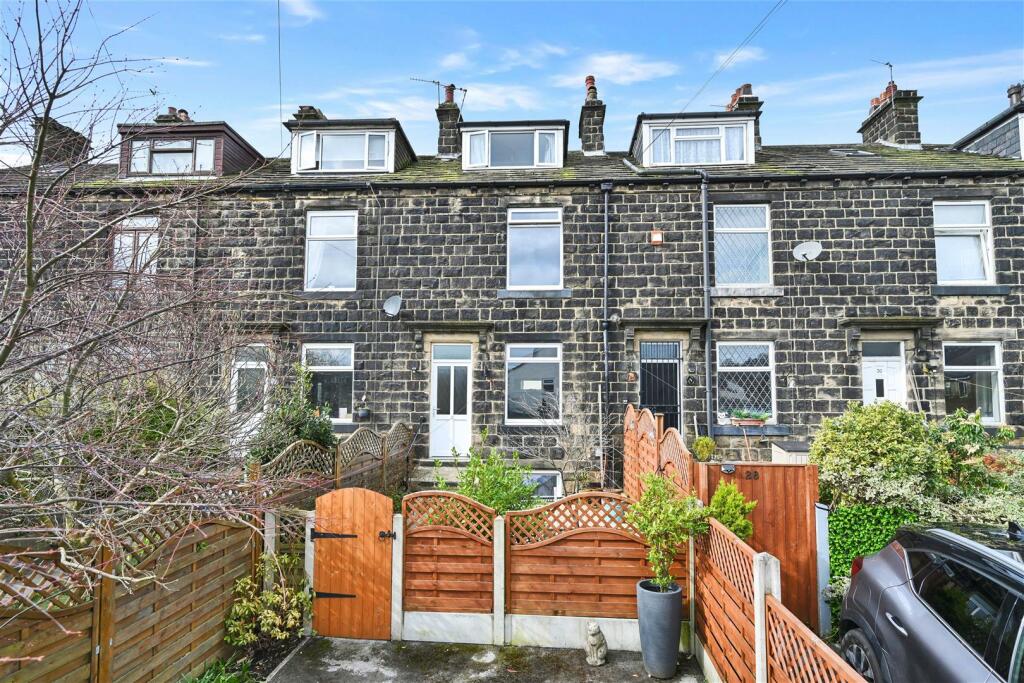 3 bedroom terraced house for sale in Swaine Hill Crescent, Yeadon, Leeds, LS19
