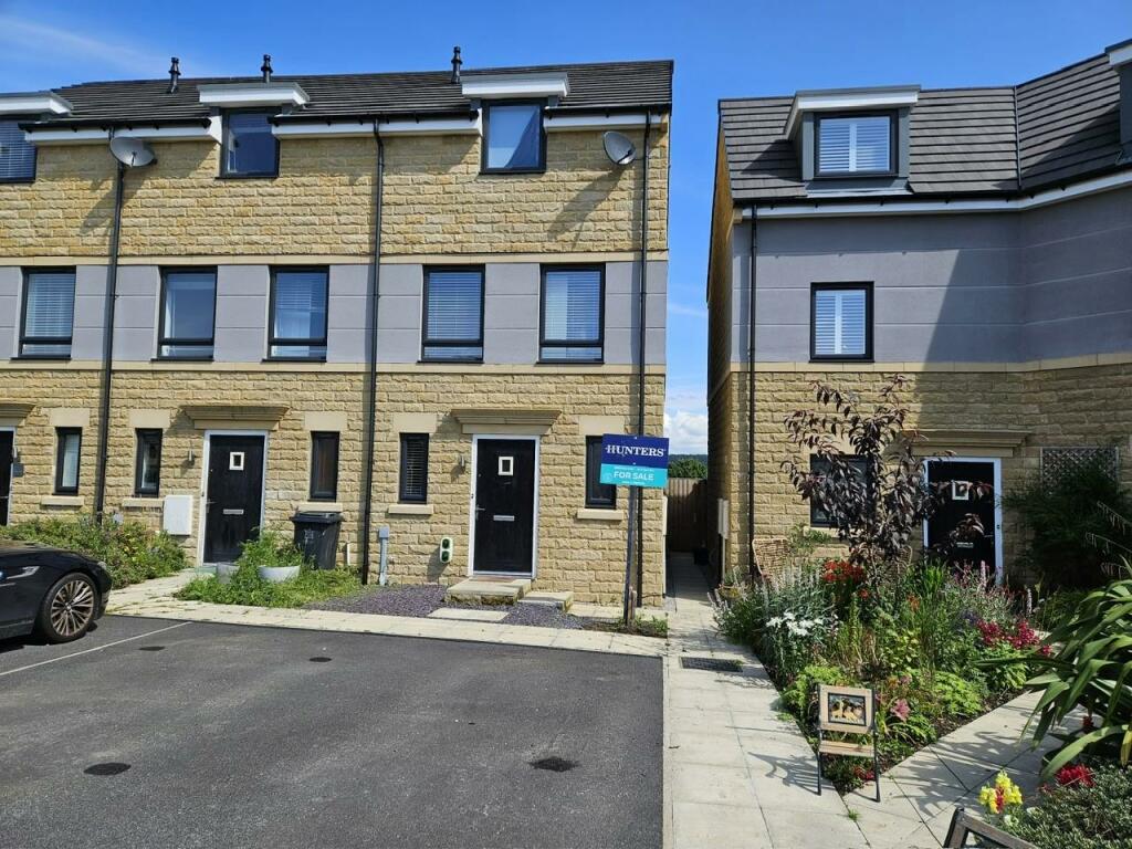 3 bedroom town house for sale in Stansfield Close, Apperley Bridge, BD10