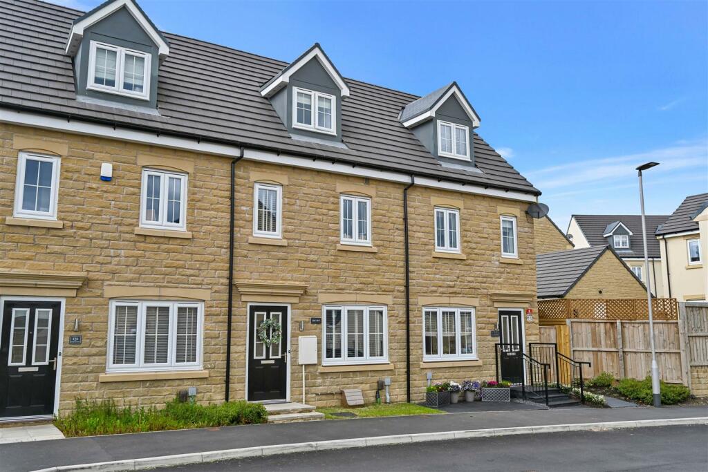 3 bedroom terraced house for sale in Brompton Drive, Bradford, BD10