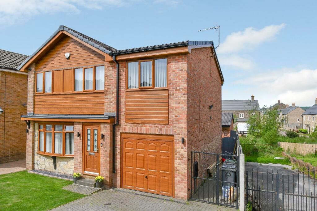 4 bedroom detached house for sale in Cricketers Green, Yeadon, Leeds, LS19