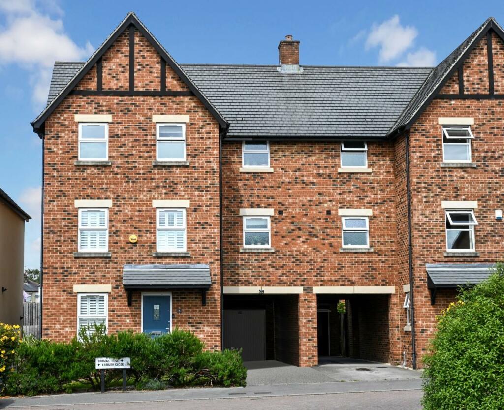 4 bedroom semidetached house for sale in Thomas Drive, Guiseley, Leeds