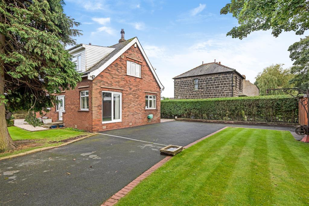 3 bedroom detached house for sale in Victoria Avenue, Yeadon, Leeds