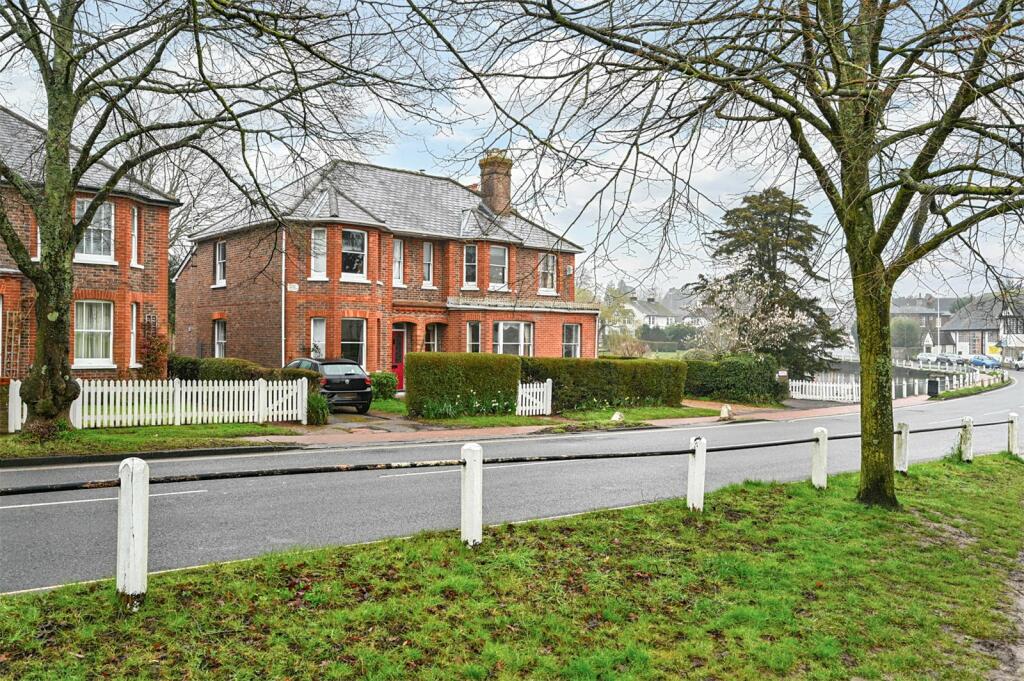 2 bedroom semidetached house for sale in High Street, Lindfield, RH16
