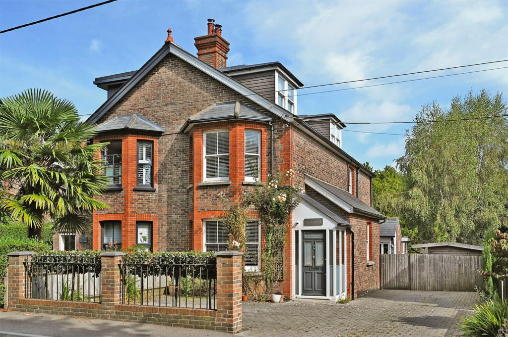 4 bedroom semidetached house for sale in London Lane, Cuckfield, RH17