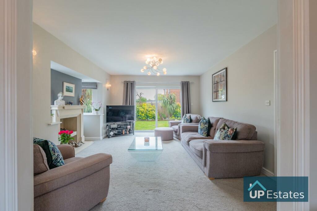 6 bedroom detached house for sale in Golf Drive, Nuneaton, CV11