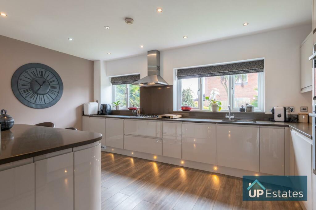 6 bedroom detached house for sale in Golf Drive, Nuneaton, CV11