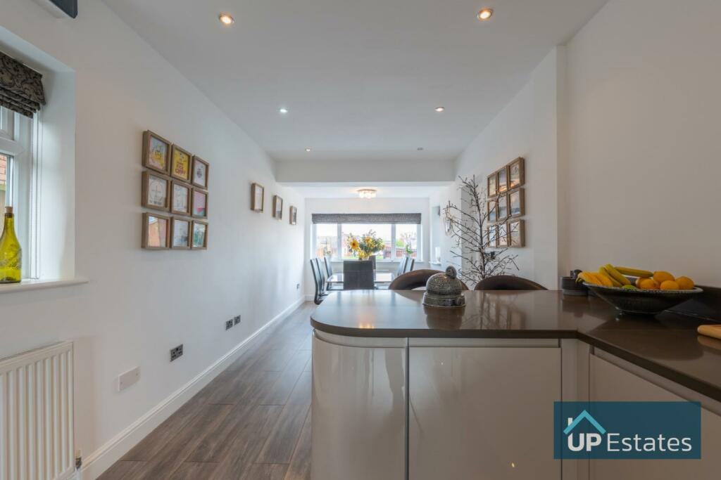 6 bedroom detached house for sale in Golf Drive, Nuneaton, CV11