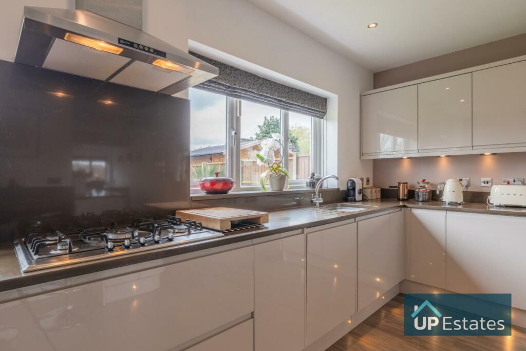 6 bedroom detached house for sale in Golf Drive, Nuneaton, CV11