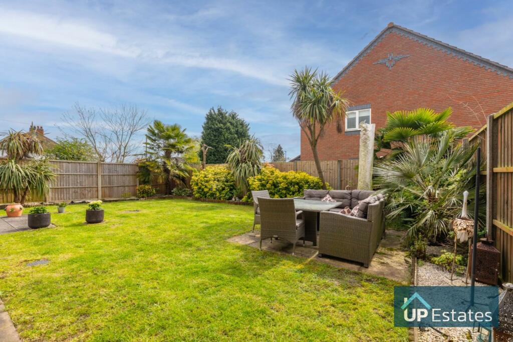 6 bedroom detached house for sale in Golf Drive, Nuneaton, CV11