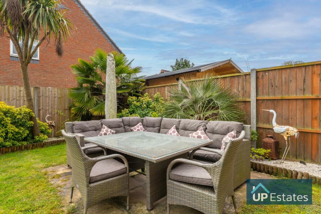 6 bedroom detached house for sale in Golf Drive, Nuneaton, CV11