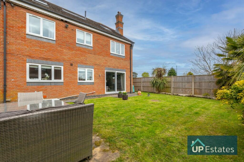 6 bedroom detached house for sale in Golf Drive, Nuneaton, CV11