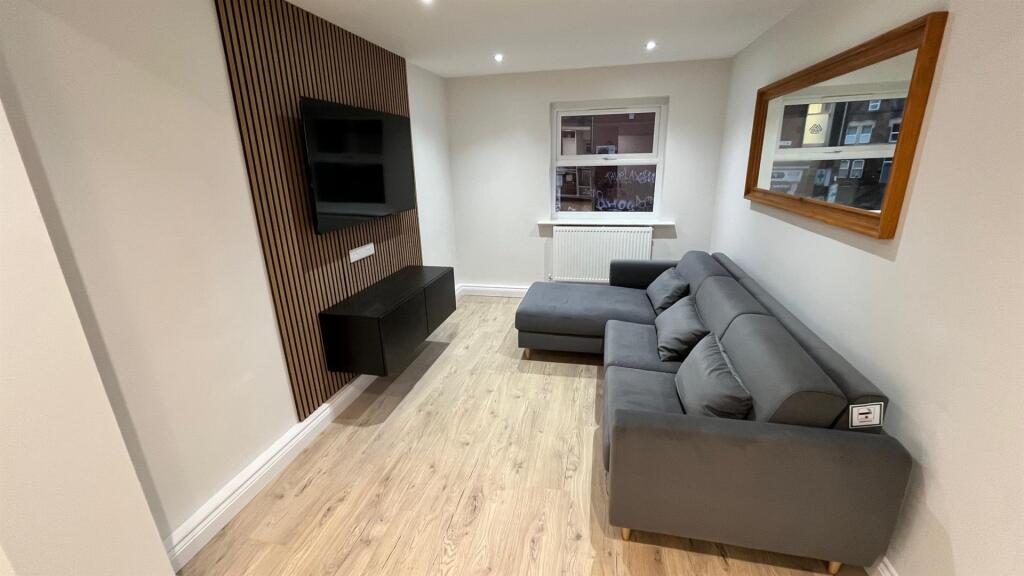 Main image of property: Flat 6 Headingley Rise, Welton Road, Leeds