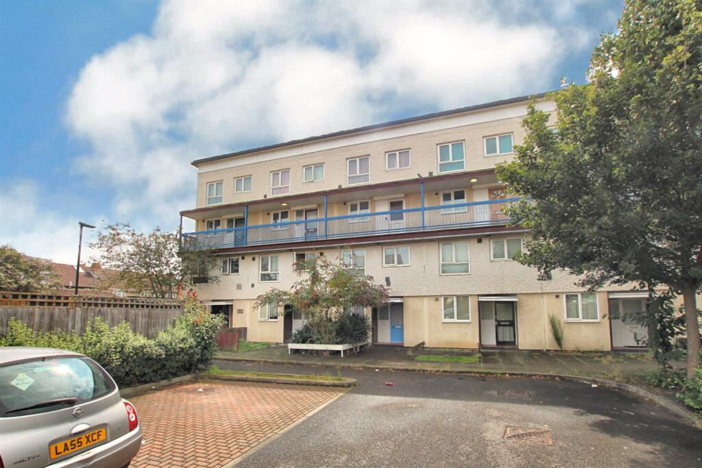 3 bedroom apartment for sale in Norman Crescent, Heston, TW5