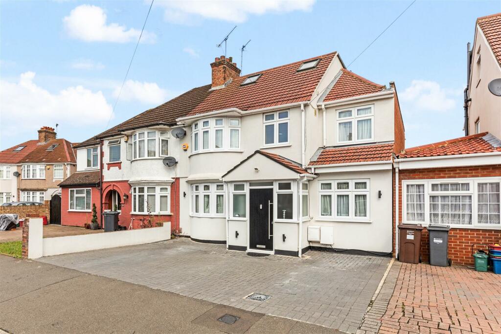 5 bedroom semidetached house for sale in Eton Avenue, Heston, TW5