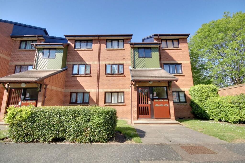 1 bedroom flat for sale in Maltby Drive, Enfield, EN1