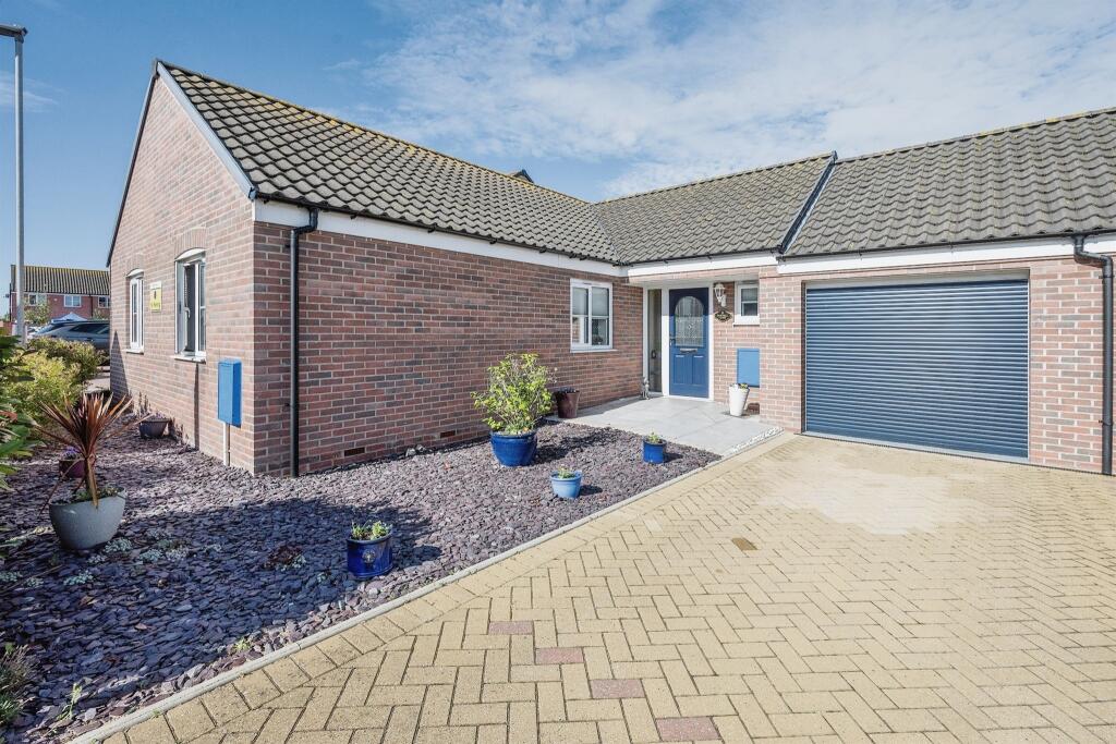 3 bedroom bungalow for sale in Darnell Close, Bradwell, Great Yarmouth