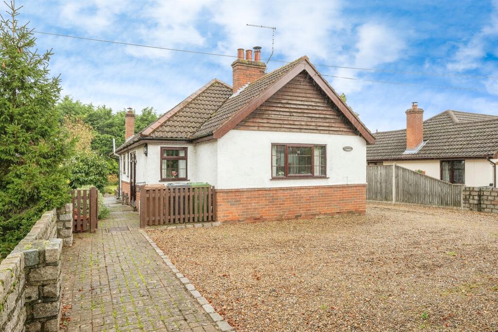 2 bedroom detached bungalow for sale in Beccles Road, St. Olaves, Great