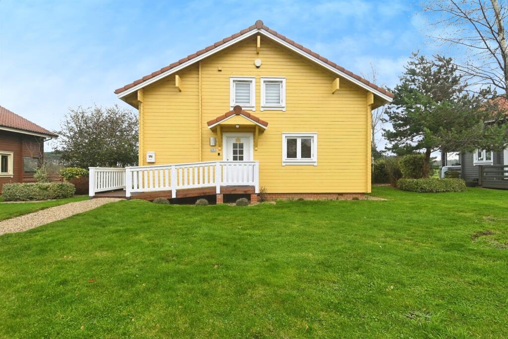 2 bedroom lodge for sale in Caldecott Hall, Fritton, Great Yarmouth, NR31