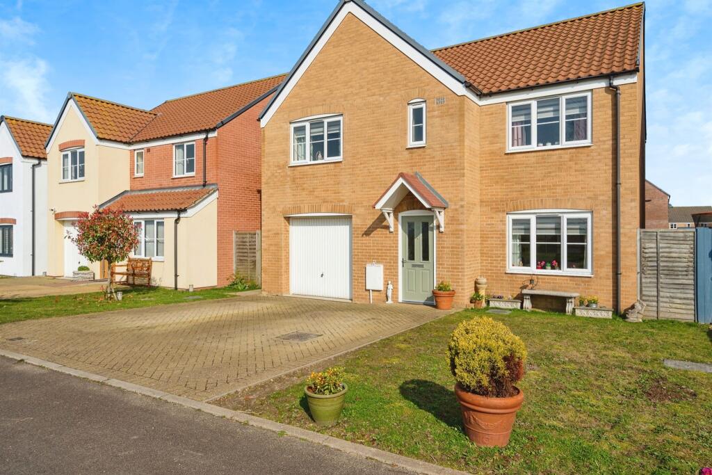 5 bedroom detached house for sale in Howard's Way, Bradwell, GREAT