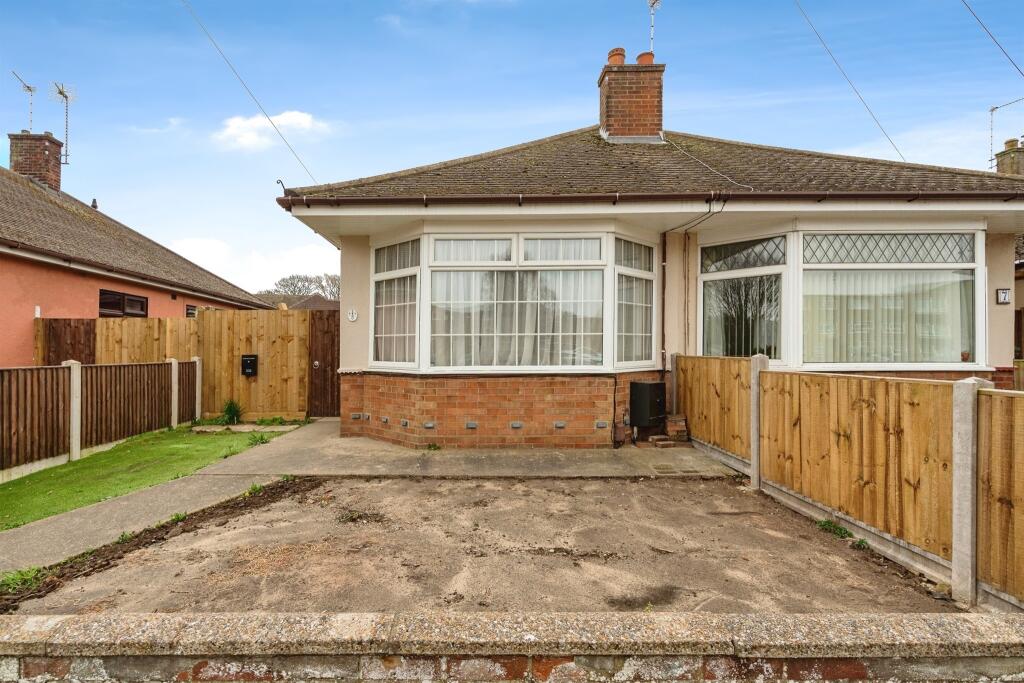 2 bedroom semidetached bungalow for sale in Shrublands Way, Gorleston