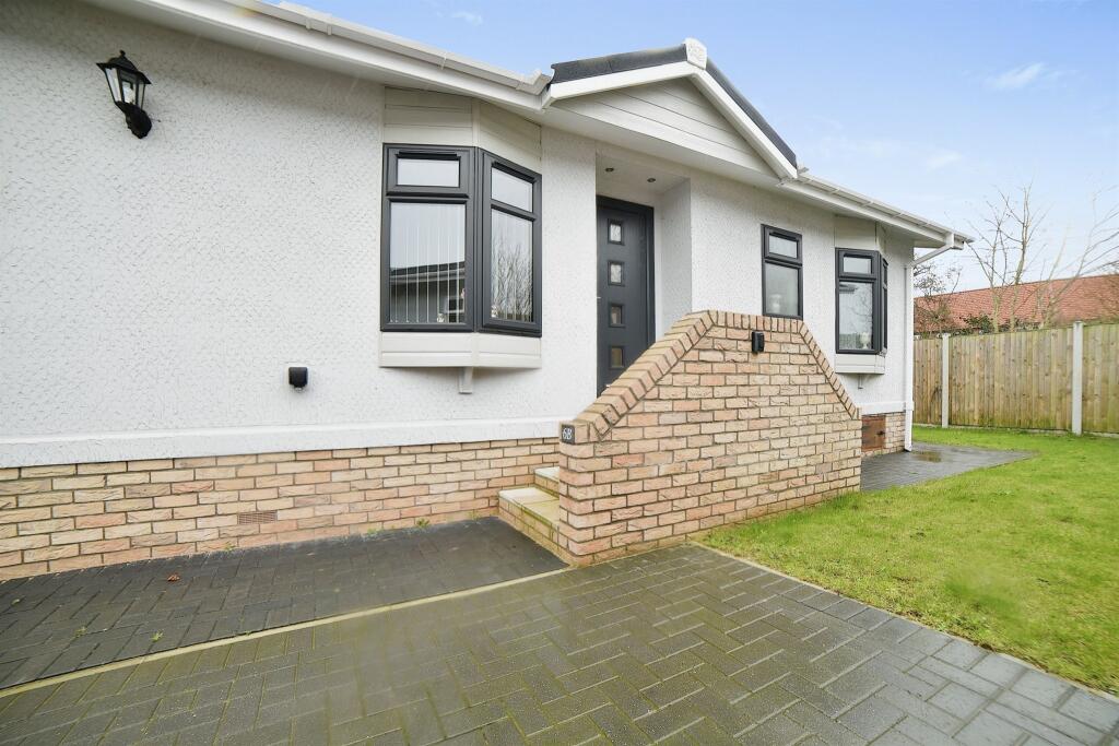 2 bedroom park home for sale in Sunninghill Close, Bradwell, Great