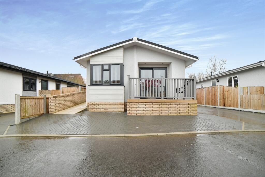 2 bedroom park home for sale in Sunninghill Close, Bradwell, Great