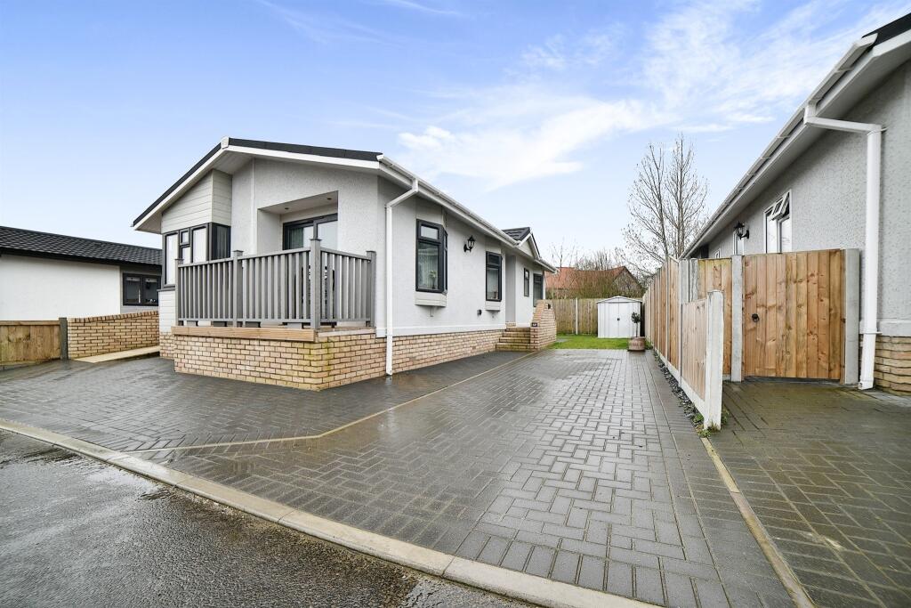 2 bedroom park home for sale in Sunninghill Close, Bradwell, Great