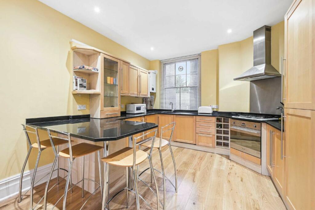 Flat to rent on Hammersmith Bridge Road, Hammersmith