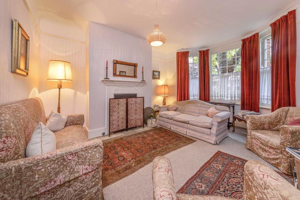 2 bedroom flat for sale in Riverview Gardens, Barnes, SW13