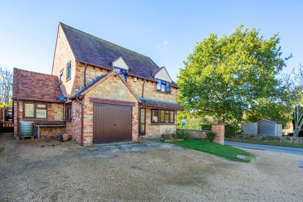 5 bedroom detached house for sale in Meadow Edge, Fringford, OX27