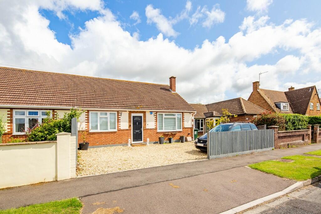 2 bedroom semidetached bungalow for sale in Brashfield Road, Bicester