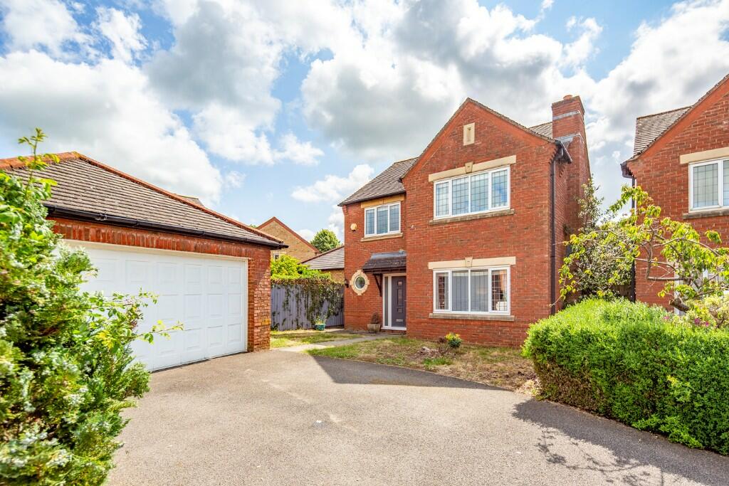 4 bedroom detached house for sale in Lucerne Avenue, Bicester