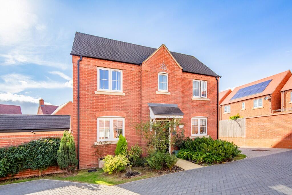 Main image of property: 2 Whitcliffe Close, Kingsmere, Bicester, Oxfordshire, OX26 1FR