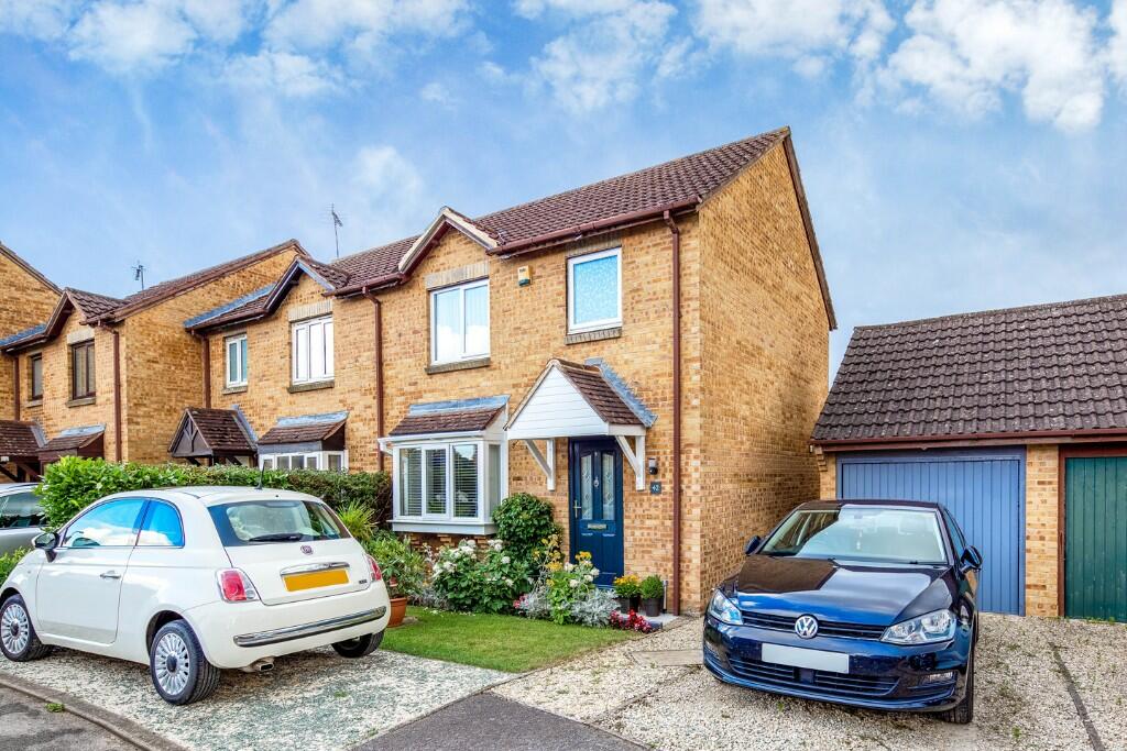 3 bedroom end of terrace house for sale in Lyneham Road, Bicester