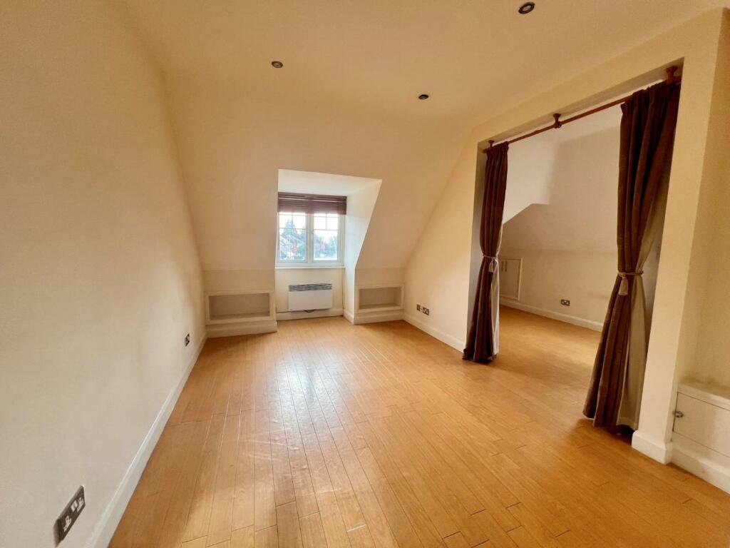 Flat to rent on High Road, Byfleet, West Byfleet
