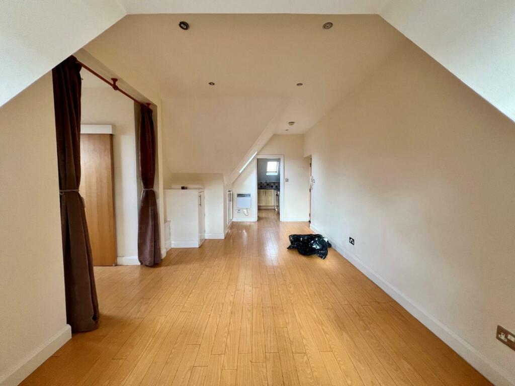 Flat to rent on High Road, Byfleet, West Byfleet