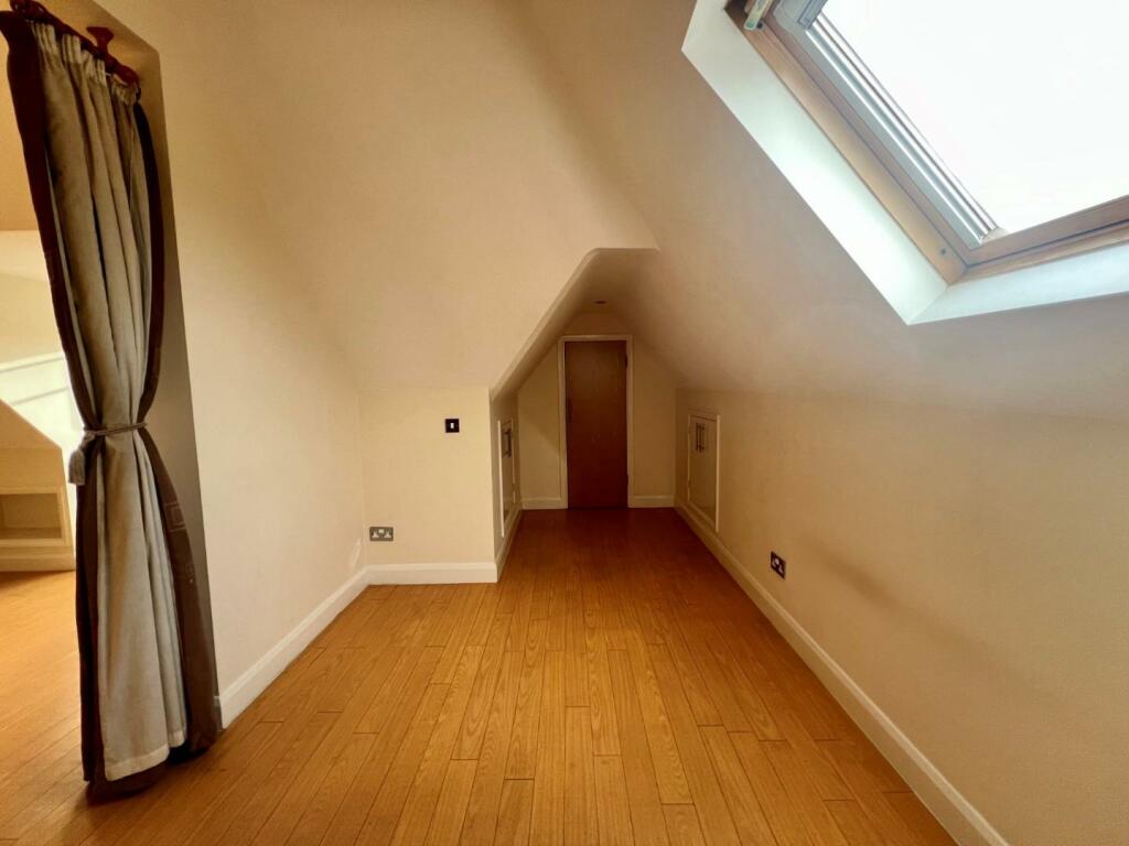 Flat to rent on High Road, Byfleet, West Byfleet