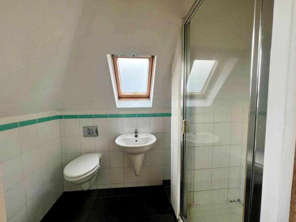 Flat to rent on High Road, Byfleet, West Byfleet