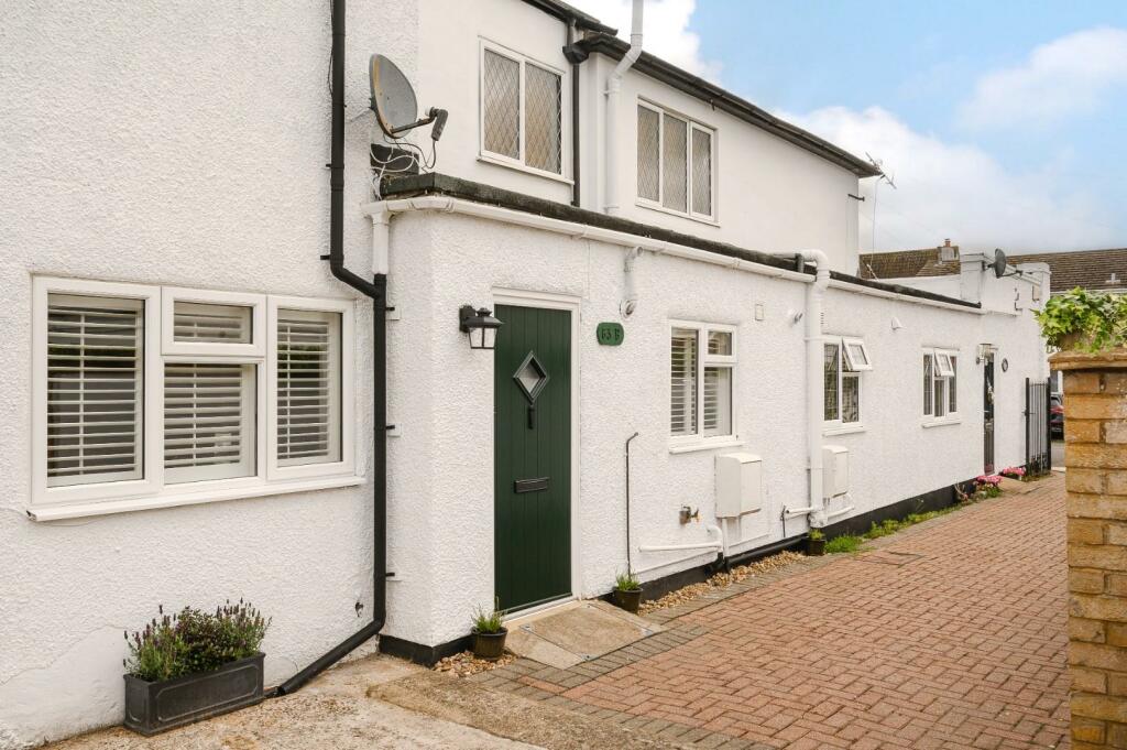 2 bedroom flat for sale in Chertsey Road, Byfleet, West Byfleet, KT14