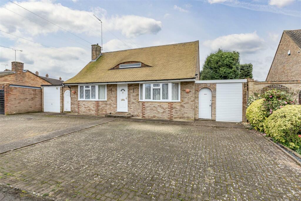 2 bedroom detached bungalow for sale in Leybourne Close, Byfleet, West