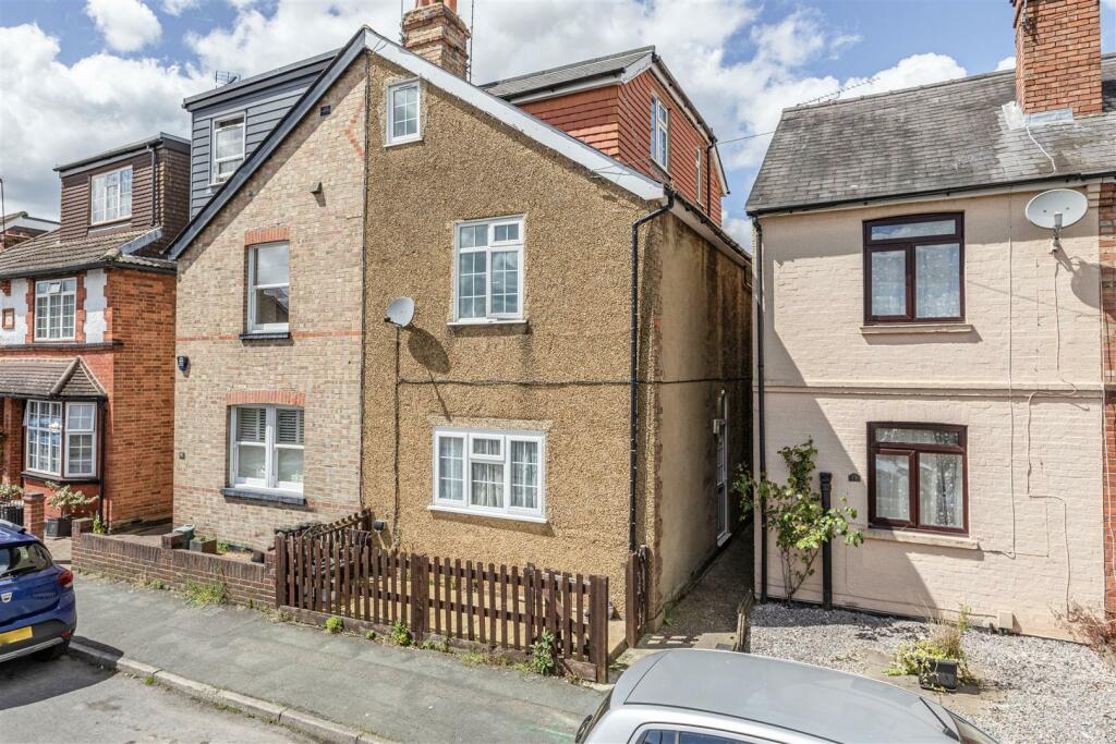 4 bedroom semidetached house for sale in Binfield Road, Byfleet, West