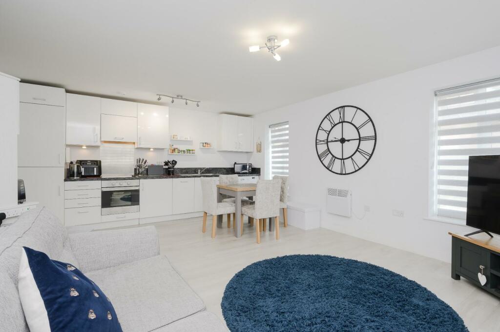 2 bedroom flat for sale in High Road, Byfleet, West Byfleet, KT14