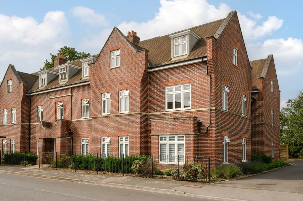 2 bedroom flat for sale in High Road, Byfleet, West Byfleet, KT14