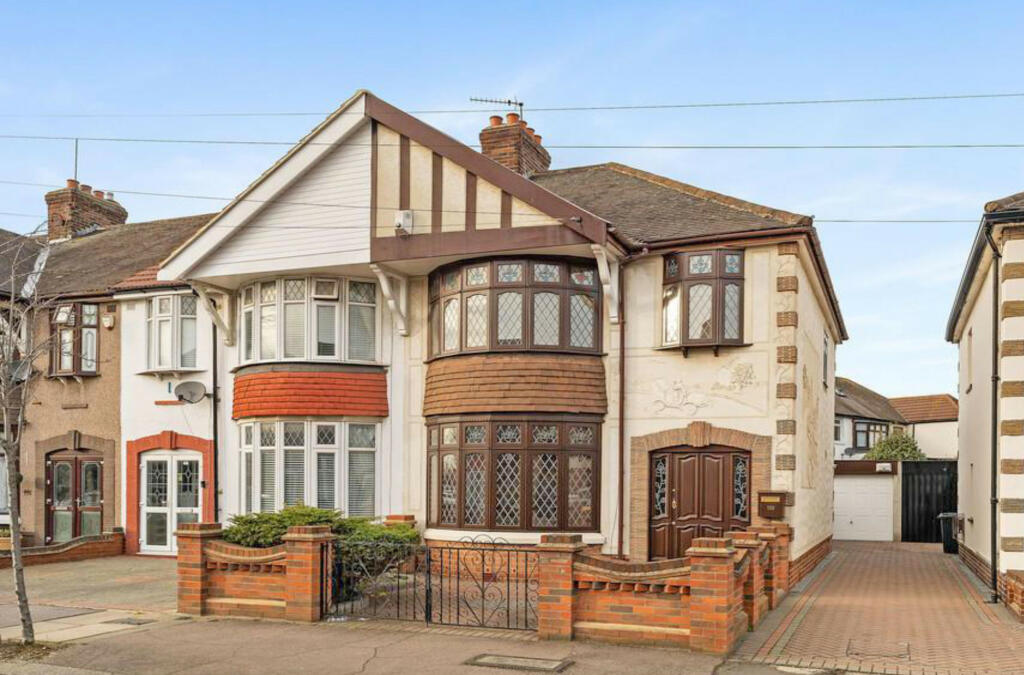 3 bedroom semidetached house for sale in Ashburton Avenue, Ilford