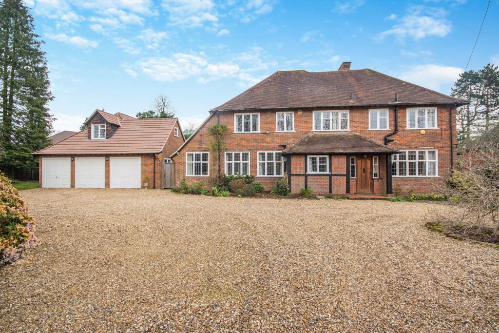 5 bedroom detached house for sale in Burtons Way, Chalfont St Giles
